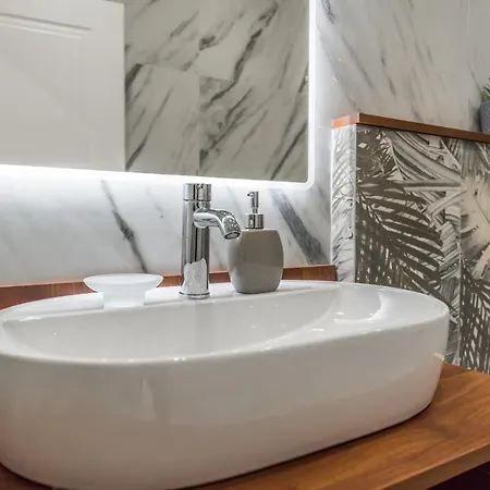 Tropical Palm Retreat-brand New Apartment